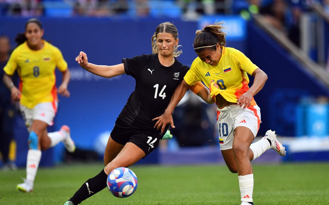 Football Ferns' captain Katie Bowen (L) contests possession with Colombia's Leicy Santos.