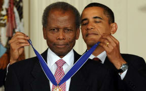 (FILES) In this file photo taken on August 12, 2009, US President Barack Obama presents the Presidential Medal of Freedom to ambassador and actor Sidney Poitier during a ceremony in the East Room at the White House in Washington, DC.