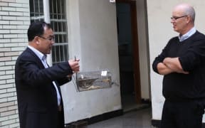 Professor Eddie Holmes with Dr Yong-Zhen Zhang