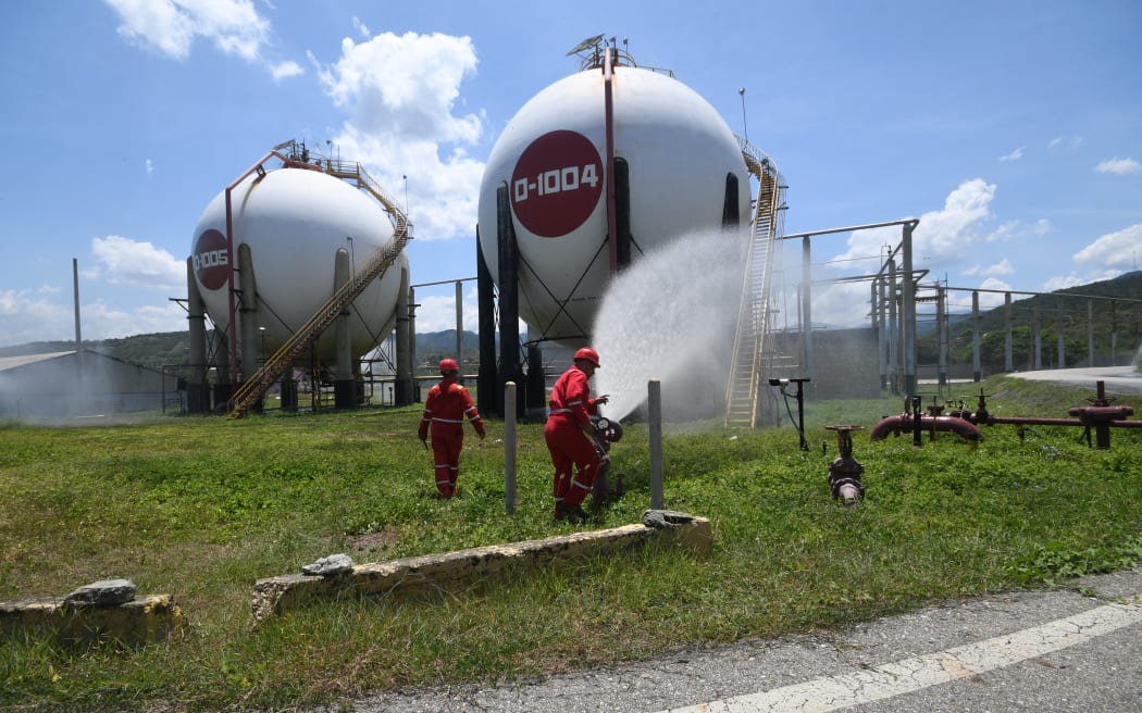 Workers of the Venezuelan state oil company PDVSA participate in a drill to reduce risks from natural disasters or armed conflicts at the El Palito refinery in Puerto Cabello, Carabobo State, Venezuela, on September 27, 2025. Venezuela conducted new military exercises and an emergency response drill on Saturday amid fears of a possible invasion by the United States, which has deployed an armed flotilla to the Caribbean. (Photo by AFP)
