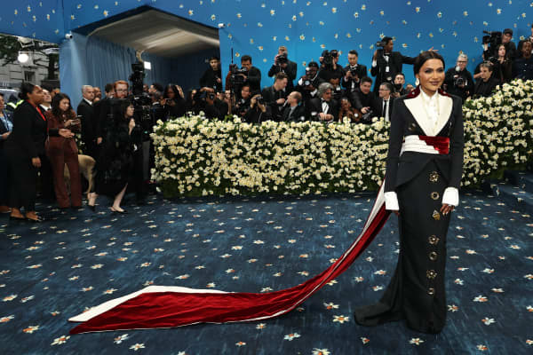 NEW YORK, NEW YORK - MAY 05: Mindy Kaling attends the 2025 Met Gala Celebrating "Superfine: Tailoring Black Style" at Metropolitan Museum of Art on May 05, 2025 in New York City.