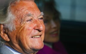 Former Australian prime minister Bob Hawke (L) and wife Blanche d'Alpuget.