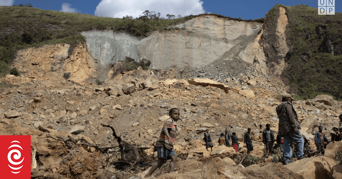 Los supervivientes de la tragedia del deslizamiento de tierra en Papúa Nueva Guinea siguen durmiendo en una fosa común: líder comunitario