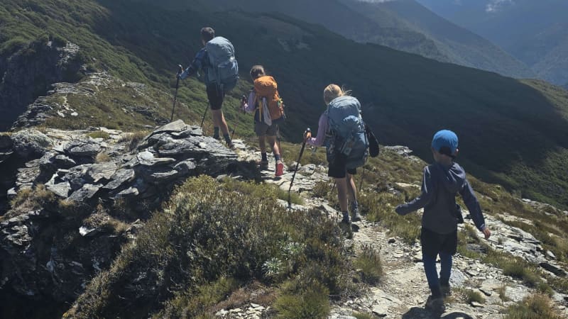 The Williams children walking along the Richmond Ranges.
