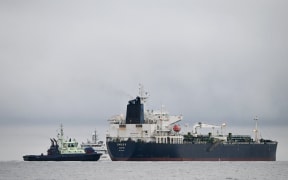 A photo taken on December 28, 2024 off Porkkalanniemi, Kirkkonummi, in the Gulf of Finland, shows oil tanker Eagle S (R), which flies under the flag of the Cook Islands, next to Finnish border guard ship Uisko (back C) and tugboat Ukko (front L). - Estonia has begun naval patrols to protect an undersea cable supplying electricity from Finland following suspected sabotage of another one on Christmas Day, Defence Minister Hanno Pevkur said December 27. In a separate statement, Pevkur said Tallinn wanted to send a clear message that it was ready to protect its power connections with Finland with both military and non-military means. The Estlink 2 submarine cable was disconnected from the grid on December 25, just over a month after two telecommunications cables were severed in Swedish territorial waters in the Baltic Sea. Finnish authorities said on December 26 that they were investigating an oil tanker that sailed from a Russian port over suspected "sabotage". The Eagle S vessel was en route to Port Said in...