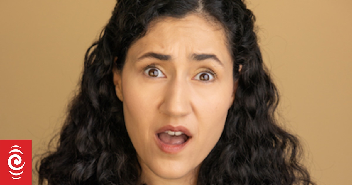 Lesbijska komik Jess Karamjit: bezrobotna i żyjąca z niewidoczną niepełnosprawnością