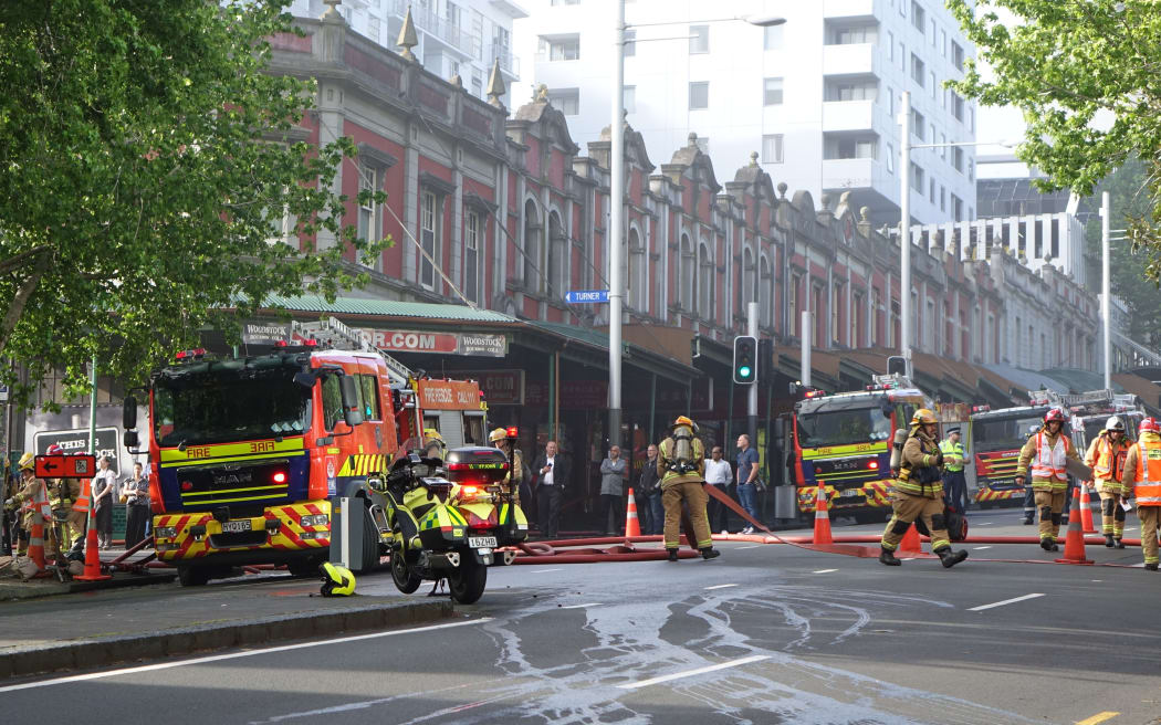 Fire in Auckland CBD shuts Queen Street.