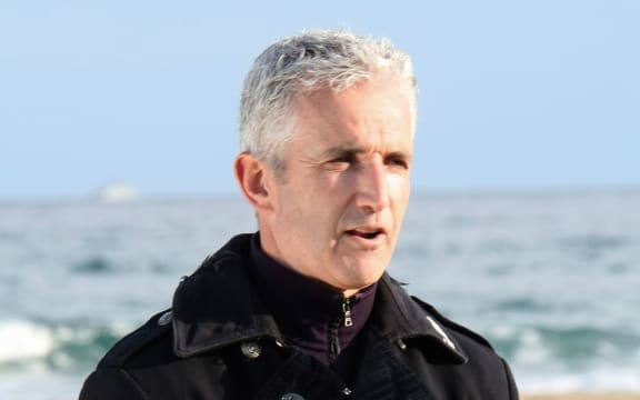 Air New Zealand's CEO Rob Fyfe pays homage, on November 30, 2008 in a beach of Canet-en-Roussillon, to the victims of the Air New Zealand Airbus A320 that crashed off the French coast on November 27.