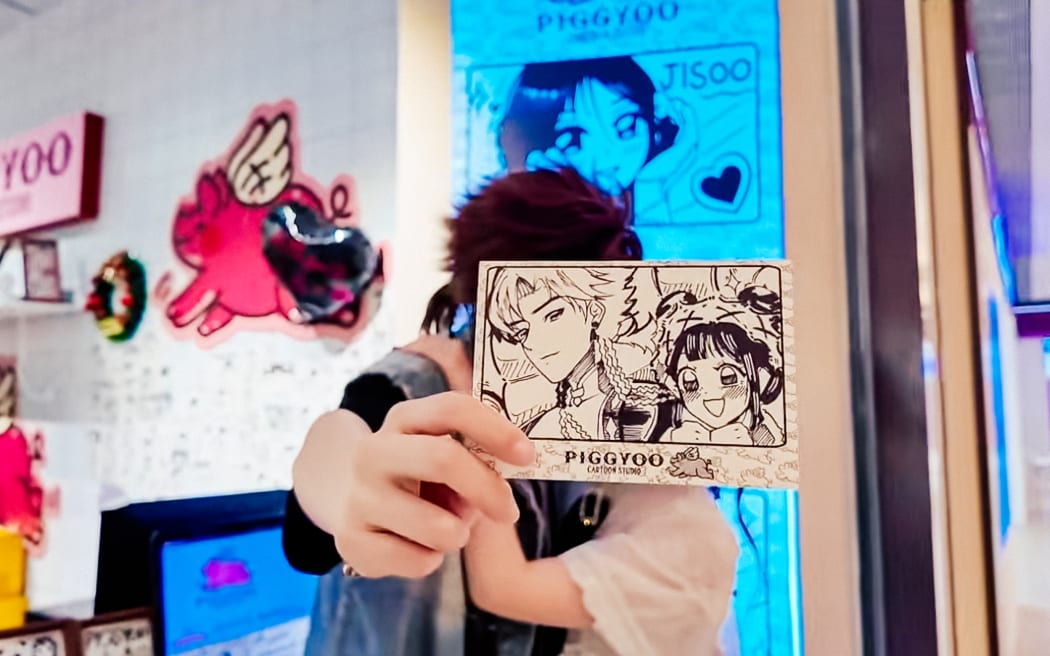 Little Red Note user "Salmon Connoisseur" is on a cosplay commission date with Zero Jiu (screen name) in Shanghai.