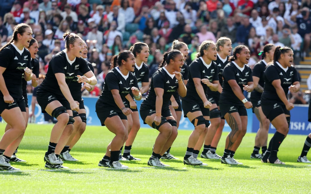 Los jugadores de Black Ferns realizan el Haka antes del partido de prueba contra Inglaterra en Twickenham.