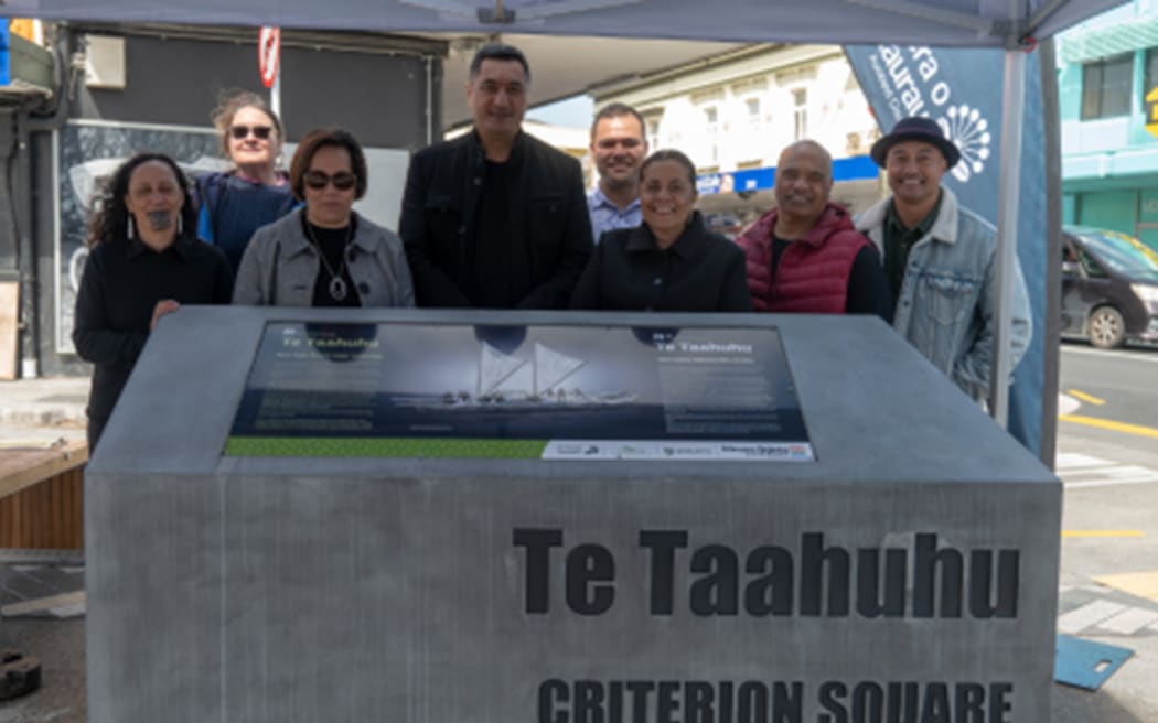 Members from mana whenua Ngaati Te Ata Waiohua, Ngāti Tamaoho, and Te Ākitai Waiohua, side by side with Māngere-Ōtāhuhu Local Board (Christine O’Brien, chair Tauanu’u Nick Bakulich, Joe Glassie-Rasmussen, deputy chair Togiatolu Walter Togiamua).