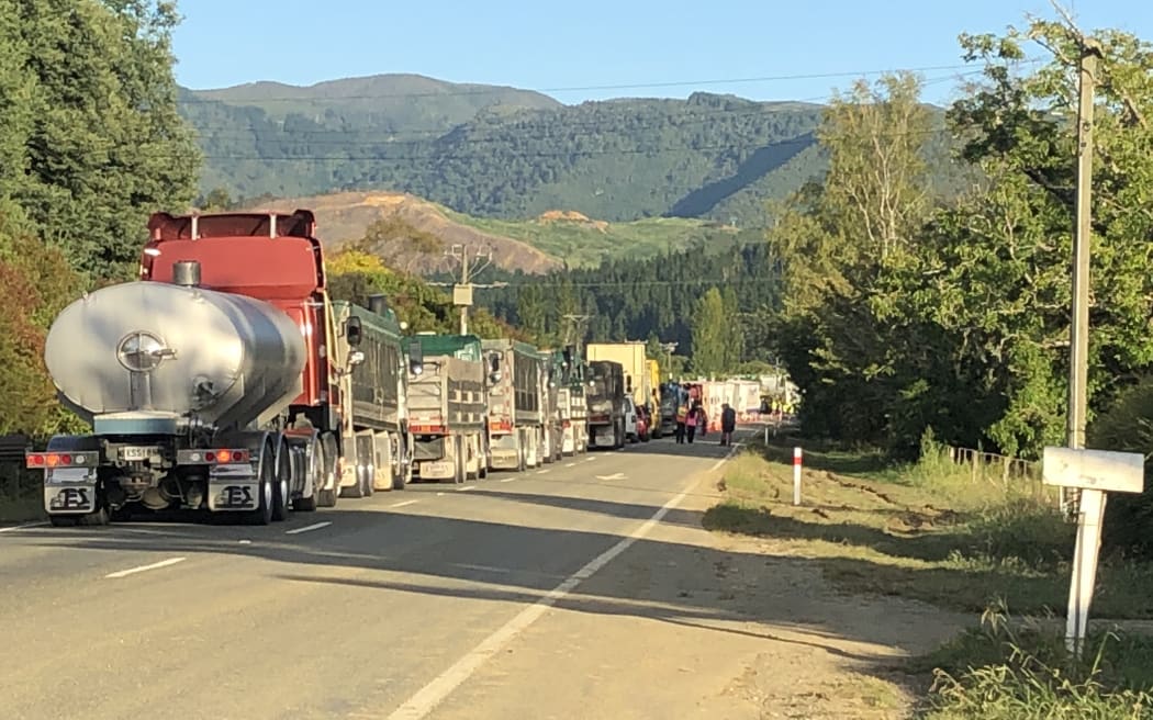 The convoy preparing to embark towards Takaka.