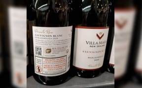 Liver and cancer warning label on wine bottle
