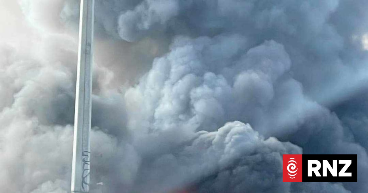 Fire breaks out at industrial building in South Auckland | RNZ