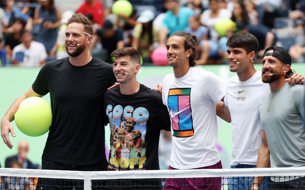 NEW YORK, NEW YORK - AUGUST 24: Carlos Alcaraz of Spain and Lorenzo Musetti of Italy pose with members of Dude Perfect during Arthur Ashe Kid's Day ahead of the US Open at USTA Billie Jean King National Tennis Center on August 24, 2024 in New York City.   Jamie Squire/Getty Images/AFP (Photo by JAMIE SQUIRE / GETTY IMAGES NORTH AMERICA / Getty Images via AFP)