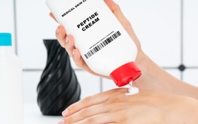 Peptide cream. Supports collagen production for anti-ageing effects.
