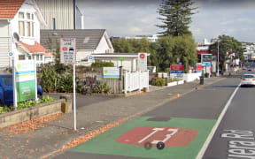 A 2022 street view image from Google Maps showing the out-of-date T3 transit lane sign.