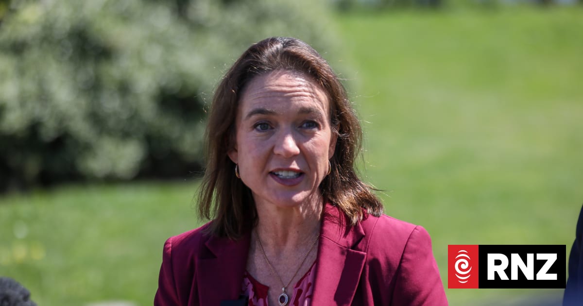 Labour promises to hire 1000 more teacher aides