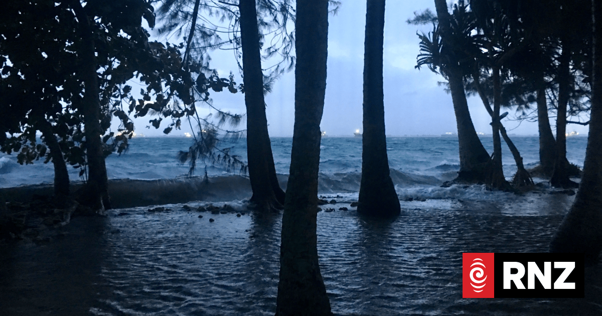 Backyards flooded and seawalls damaged in Marshalls | RNZ