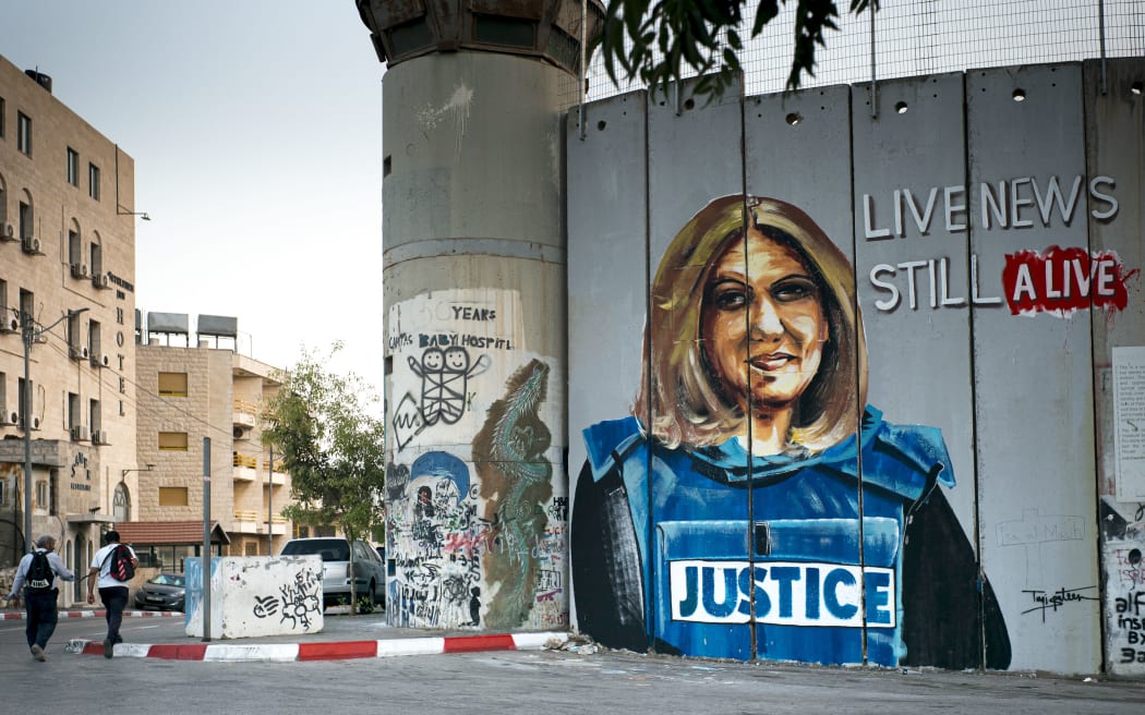 The portrait of Al Jazeera journalist Shireen Abu Akleh, killed by the Israeli army on 11 May 2022, painted on the separation wall in the West Bank town of Bethlehem. Bethlehem, 2022/08/11. Photography by Virginie Haffner / Hans Lucas.
Le portrait de la journaliste d Al Jazeera Shireen Abu Akleh, tuee par l armee israelienne le 11 mai 2022, peint sur le mur de separation dans la ville cisjordanienne de Bethleem. Bethleem, le 2022/08/11. Photographie de Virginie Haffner / Hans Lucas. (Photo by Virginie Haffner / Hans Lucas / Hans Lucas via AFP)