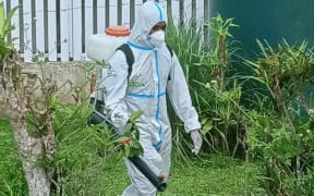 A dengue outbreak was declared in Tonga on 19 February. Google translate of caption: While visiting areas confirmed to be infected with the Mofi Tengi virus, outside staff of the Ministry of Health or Health Inspectors are visiting houses to reduce the number of mosquitoes. easily injured by this fokoutua.
During the shooting, [spraying] schools that have already had students infected with Mofi Tengi and schools that are vulnerable to Mofi Tengi.