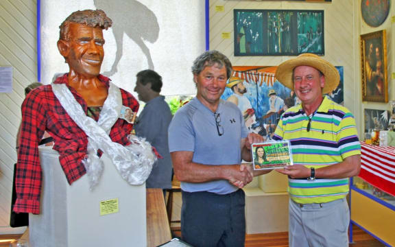 2019 Festival winner artist Marty Loughnan (center) with bigger than life sized bust of Sir Edmund Hillary (left) receives his winning Certificate from organiser Richard Aslett