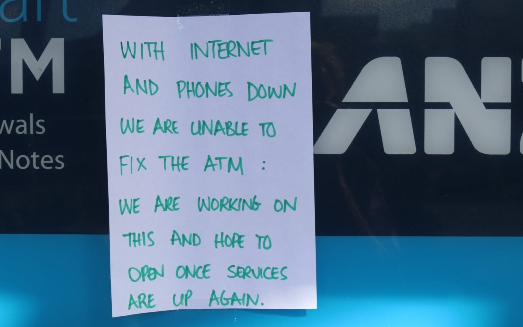 A handwritten note posted on a bank in Kerikeri.