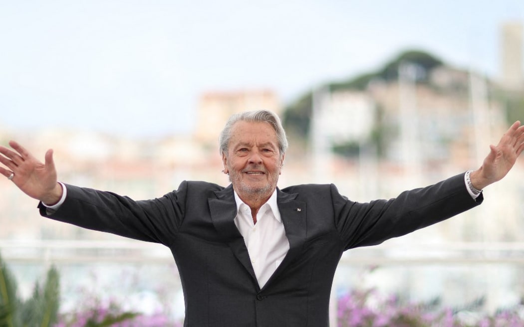 (FILES) French actor Alain Delon poses during a photocall before being awarded with an Honorary Palme d'Or at the 72nd edition of the Cannes Film Festival in Cannes, southern France, on May 19, 2019. French film legend Alain Delon has died at the age of 88, his three children told AFP in a statement on August 18, 2024, following a battle with ill health. (Photo by Valery HACHE / AFP)