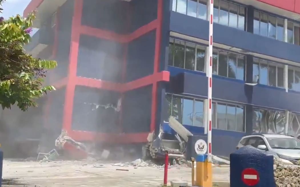 A 7.3 quake has hit Vanuatu. The NZ High Commission to Vanuatu appears to be damaged by the quake.