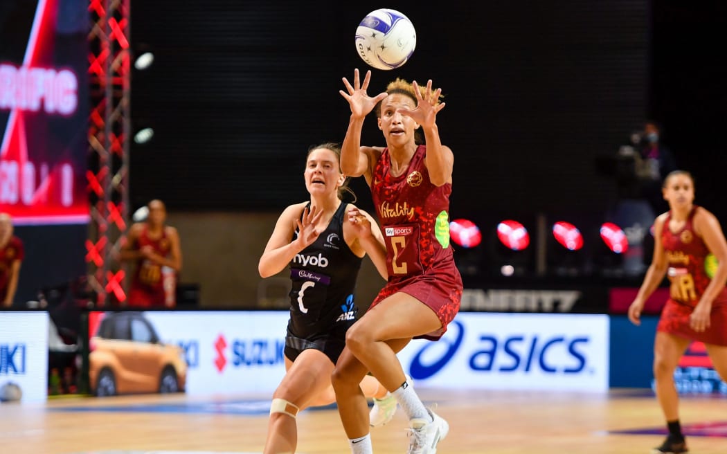 Serena Guthrie of England eludes Claire Kersten of the Silver Ferns 2021