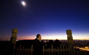 Dr Rangi Mātāmua star-gazing.