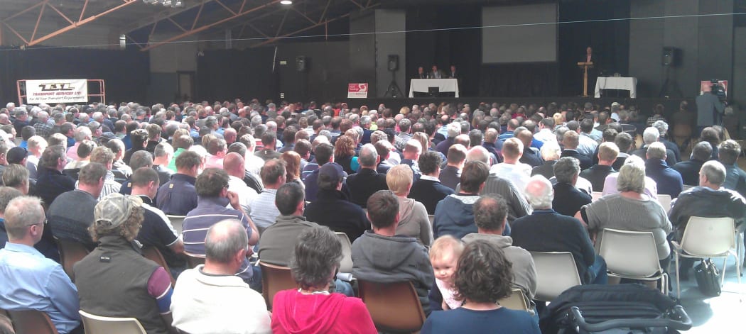 Hundreds of farmers came to the meeting.