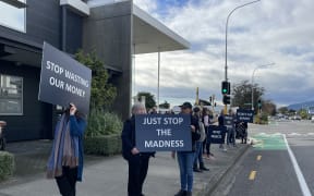 Kāpiti Coast residents are demanding the council throw out a report on how to protect hundreds of homes from sea level rise.