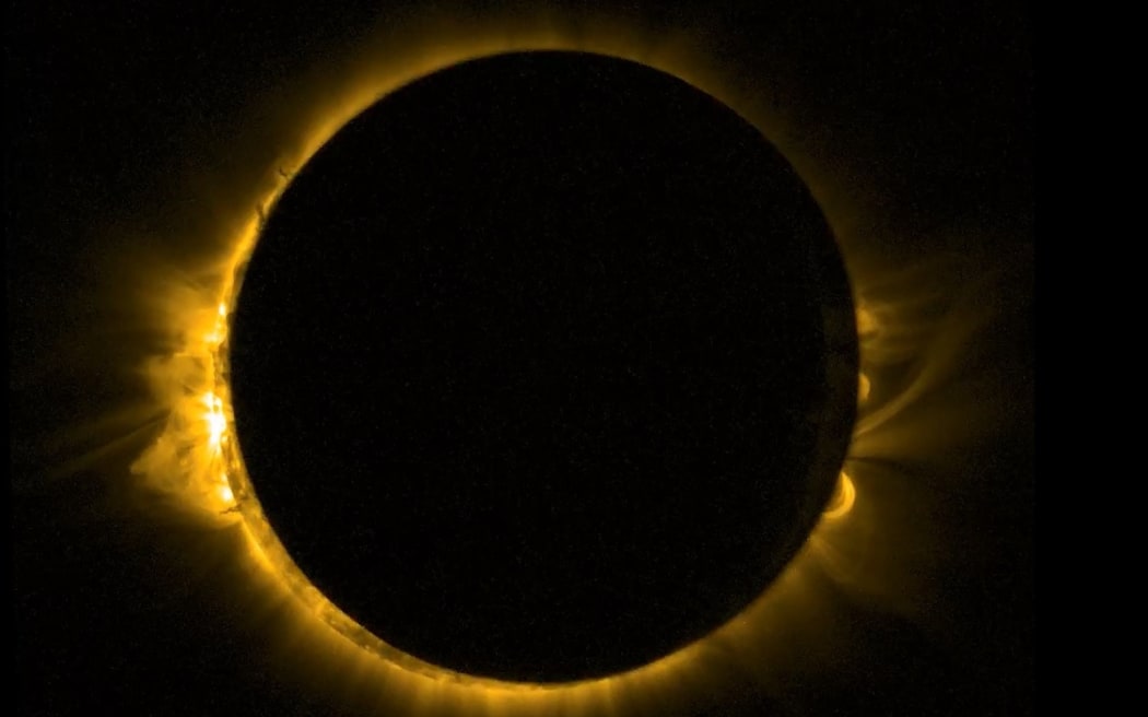 Imágenes de un eclipse solar parcial en 2015, tomadas por el pequeño satélite Proba-2 de la Agencia Espacial Europea en longitudes de onda ultravioleta extremas, registrando la superficie turbulenta del Sol y la corona arremolinada.