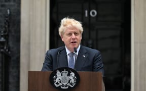 Britain's Prime Minister Boris Johnson makes a statement in front of 10 Downing Street in central London on July 7, 2022. - Johnson quit as Conservative party leader, after three tumultuous years in charge marked by Brexit, Covid and mounting scandals. (Photo by JUSTIN TALLIS / AFP)