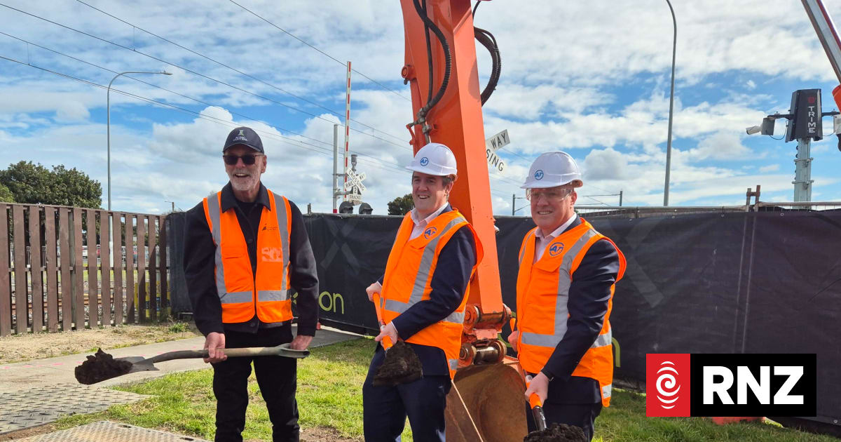 Multi-million-dollar Auckland overbridge projects get underway | RNZ