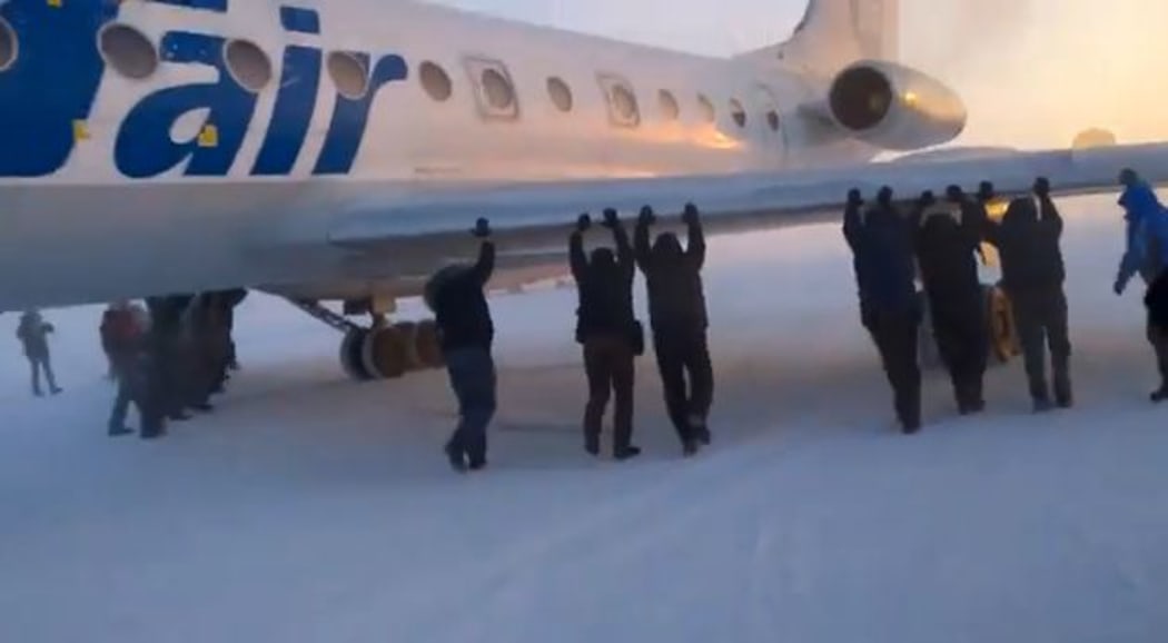 A screenshot from the YouTube video, which showed the stuck plane in Igarka.