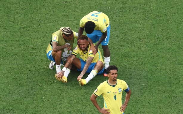 Brazil's forward #10 Neymar (C) reacts after losing the 2026 World Cup round of 16 football match between Brazil and Norway at the New York/New Jersey Stadium in East Rutherford on July 5, 2026.  (Photo by CHARLY TRIBALLEAU / AFP)