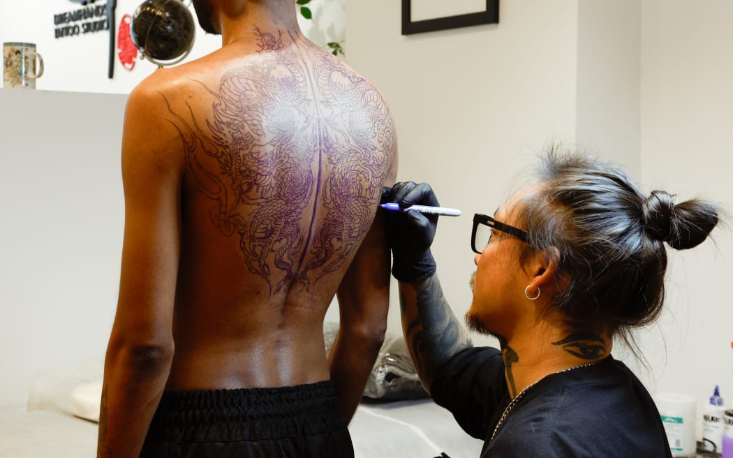 Tattoo artist Aorigler working