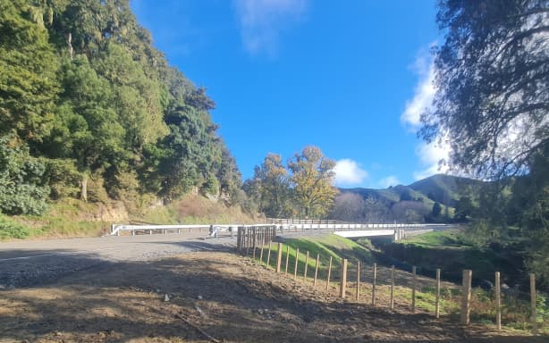 Forgotten World Highway gets new bridge | RNZ