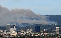 The Palisades fire burns as seen from Baldwin Hills Scenic Overlook in Los Angeles on January 8, 2025. - A ferocious wildfire in a Los Angeles suburb devoured buildings and sparked panicked evacuations January 7, as hurricane-force winds tore through the region. More than 200 acres (80 hectares) was burning in Pacific Palisades, a upscale spot with multi-million dollar homes in the Santa Monica Mountains. Across town, on the northern edge of Los Angeles, another fire broke out in Eaton Canyon, near Pasadena, quickly consuming 200 acres (81 hectares) later in the night, according to Angeles National Forest officials. (Photo by Agustin PAULLIER / AFP)