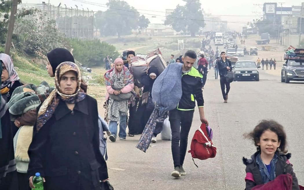 People flee from  Khan Younis to Rafah, the southern city in the Gaza Strip, the Occupied Palestinian Territory (OPT) on Dec. 5, 2023, after Israeli military attacks resumed on the Gaza Strip.  ( The Yomiuri Shimbun ) (Photo by Yomiuri Shimubn / Yomiuri / The Yomiuri Shimbun via AFP)