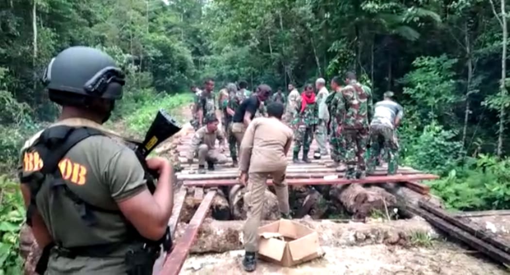 TNI personnel from the XVIII/Kasuari Military Command and Polri in the Maybrat area construct a new bridge in Fakario village, Maybrat Regency, West Papua, 14 September 2021.