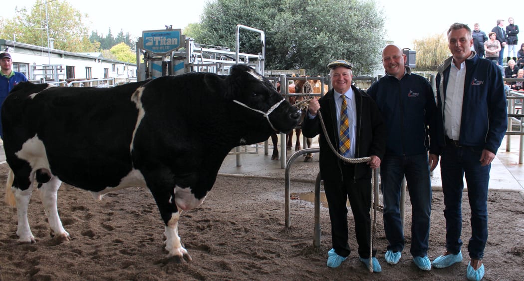 Firenze, his breeder Otago dairy farmer Philip Wilson, and CRV Global chief executive Roald van Noort and CRV Holding Chairman Kees Gorter.