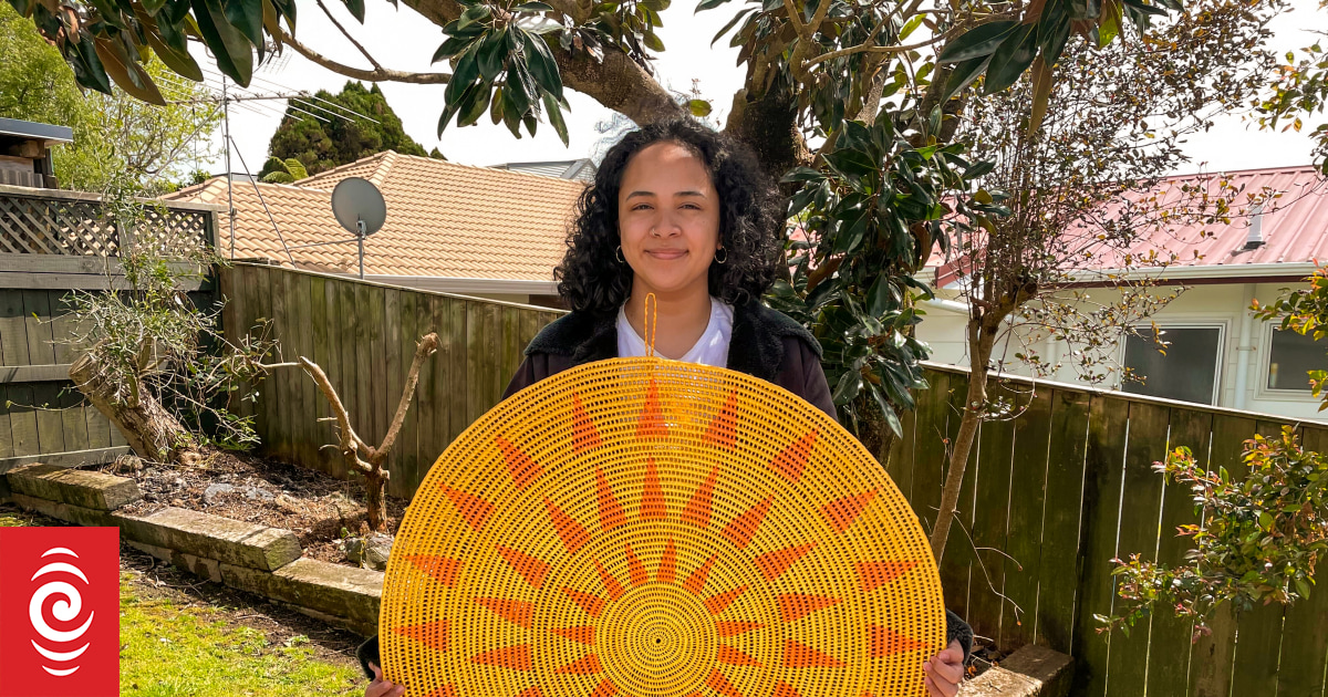 Niuean weaver ensuring the preservation of traditional handicraft