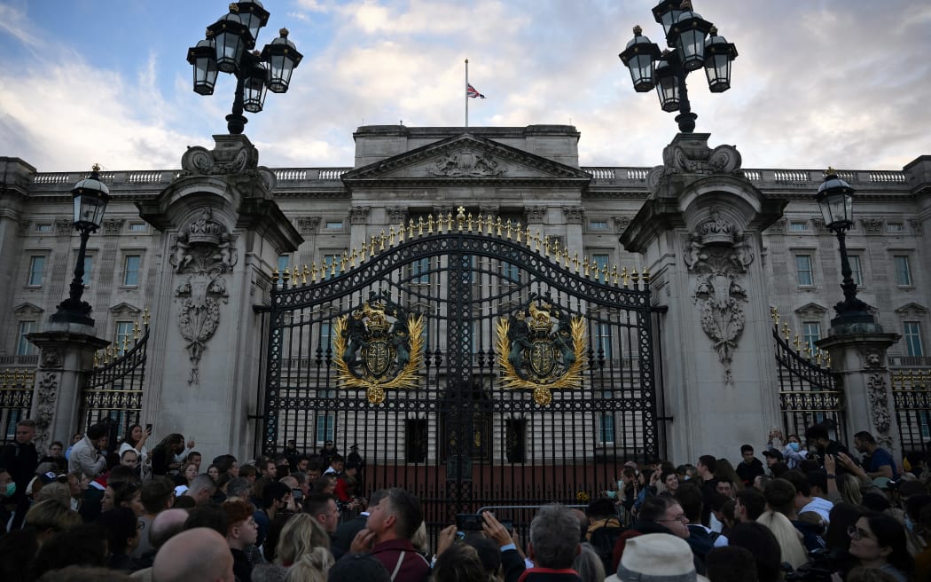 A union flag flies at half mast atop Buckingham Palace after the announcement that Queen Elizabeth II had died, in central London on September 8, 2022. (Photo by Daniel LEAL / AFP)