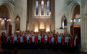 Toronto Children's Choir (blue) and Cantare (red) with directors Elise Bradley (right) and Fiona Wilson (left)