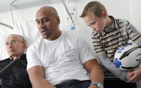 All Blacks rugby legend Jonah Lomu in the nephrology department in Bordeaux hospital. Lomu underwent a kidney transplant in 2004. The slogan on Lomus' t-shirt reads : 'The recovered life'.
