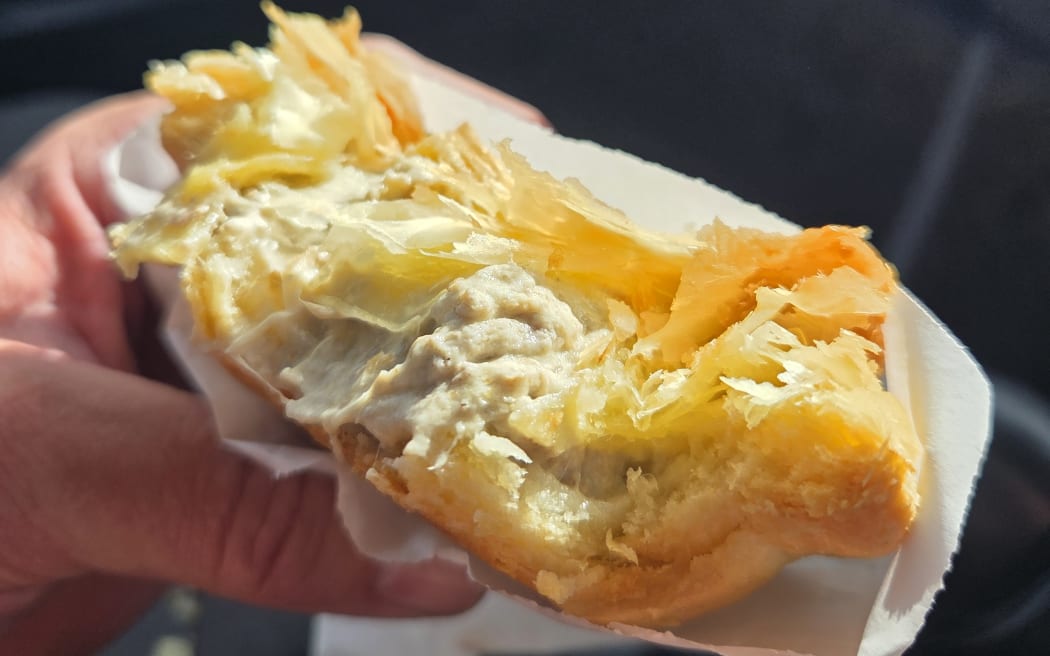 Pakuranga Bakery's lo'i hossi pie