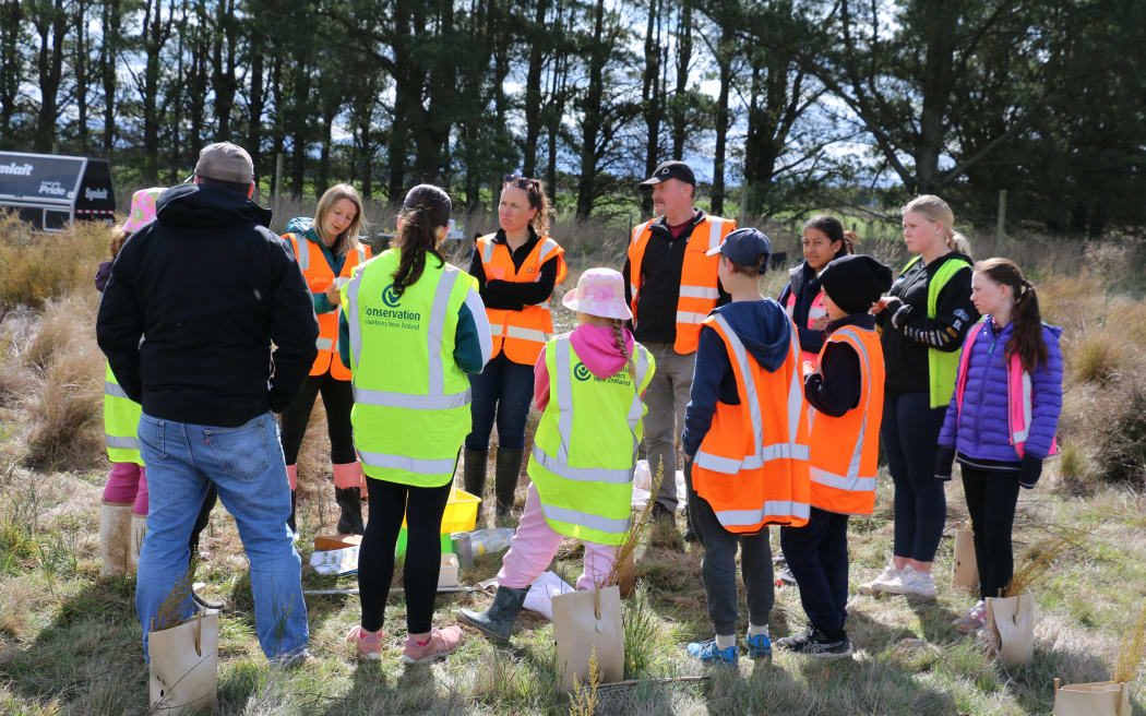 The Eyrewell skink habitat restoration school day